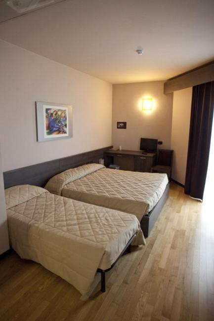 Eq Hotel Travagliato Habitación foto